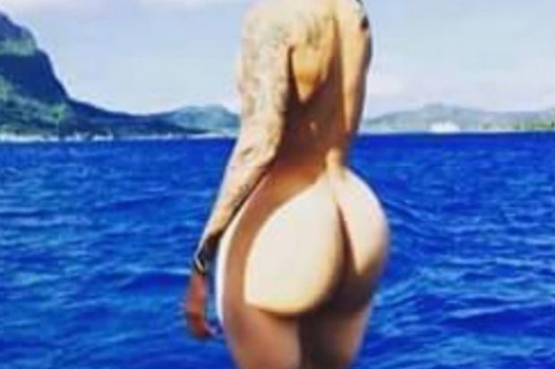 Conhecida pelas postagens irreverentes em seu Instagram, cantora Miley Cyrus no perdeu tempo em brincar com a foto de Bieber. Foto: Instagram/Reproduo