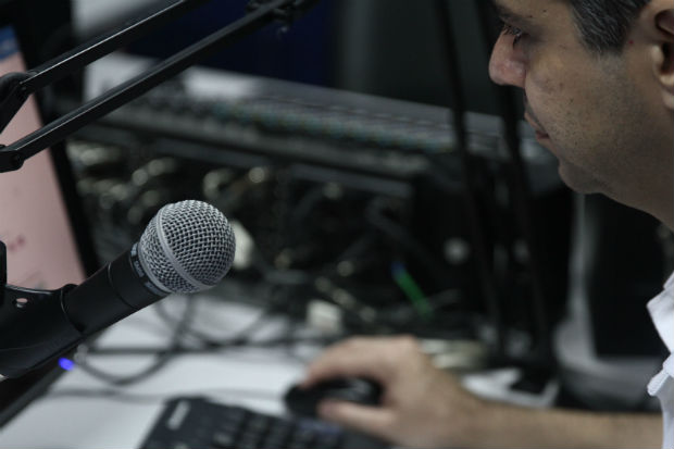 Gestores e funcionários caminham para um consenso em relação à programação da rádio. Foto: Júlio Jacobina/DP/DA Press Gestores e funcionários caminham para um consenso em relação à programação da rádio. Foto: Júlio Jacobina/DP/DA Press