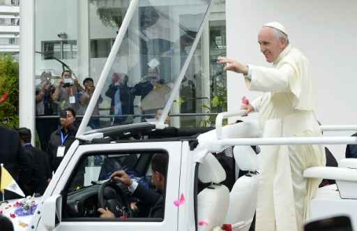Papa desfila pelas ruas de Quito no Papamvel. Crdito: Juan Cevallos/AFP 