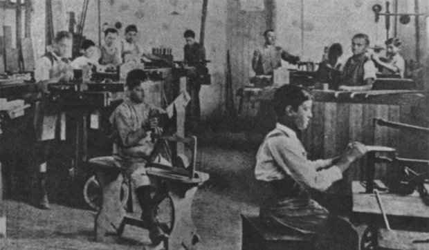 Crianas trabalham em fbrica de sapatos no incio do sculo 20. Em 1927, a atividade dos menores de 12 anos ficou proibida. (Foto: Museu da Justia do Estado do Rio de Janeiro)