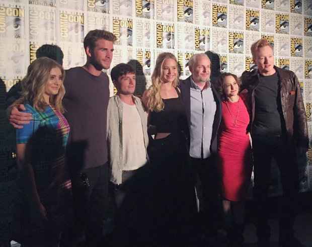 Atriz compartilhou tambm imagem da participao na Comic-Con, com a legenda Mockinjay Unite. Crdito: Facebook/Reproduo