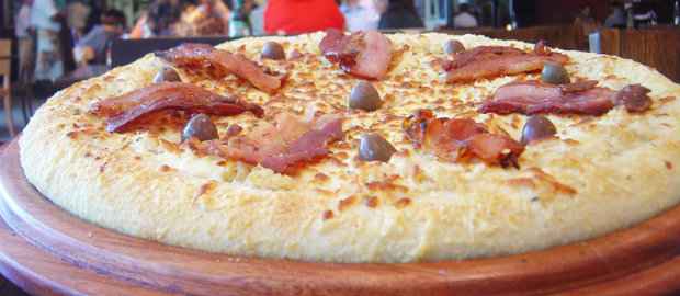 Armazm Guimares vende todos os 40 sabores de pizza disponveis do cardpio pelo preo da Muarela (R$ 49). Foto: Divulgao