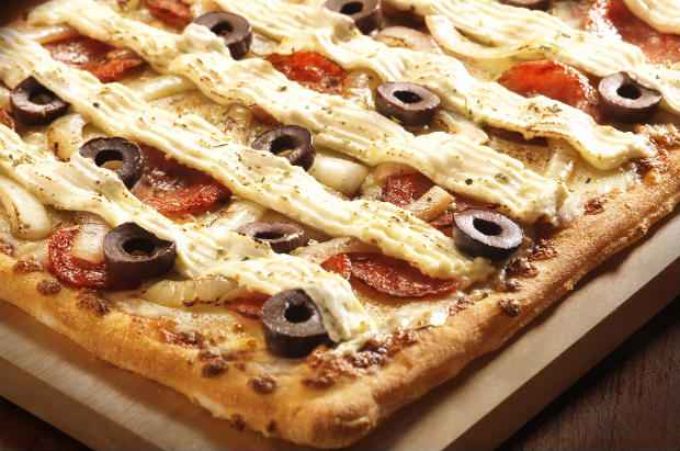 Quem comprar uma pizza grande ou giga na Domino's ganhar um vale para uma pizza mdia de mussarela. Foto: Divulgao
