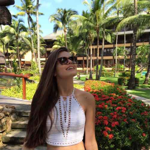 Intrprete de Angel, Camila Queiroz compartilhou a foto no resort em rede social - Foto: Instagram/Reproduo (Foto: Instagram/Reproduo)