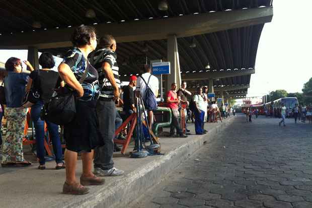 No Terminal da PE-15, os usurios reclamam da demora na espera pelos coletivos, que pode chegar a 20 minutos. Foto: Thais Arruda/Esp DP/D.A Press