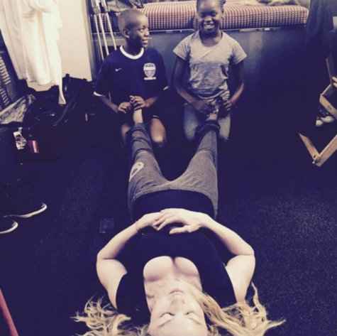 Cantora posta foto recebendo uma massagem dos filhos David Banda e Mercy James. Foto: Reproduo/Instagram