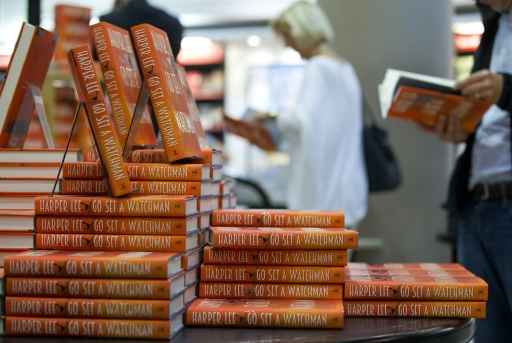 Nos Estados Unidos, Reino Unido e Irlanda, algumas livrarias abriram  meia-noite para que os leitores pudessem comprar sua cpia de "Go Set a Watchman". FOTO: Justin Tallis