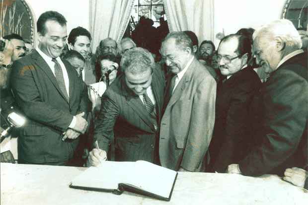 Carlos Wilson Campos substitui Miguel Arraes no governo de Pernambuco em 1990 e assina o livro de posse como novo governador. Foto: Arquivo/DP/D.A Press