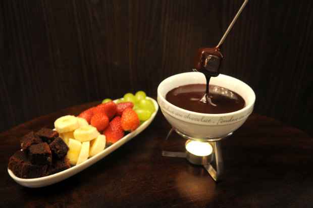Aposte nas frutas da estação ou bolinhos com o de chocolate Aposte nas frutas da estação ou bolinhos com o de chocolate