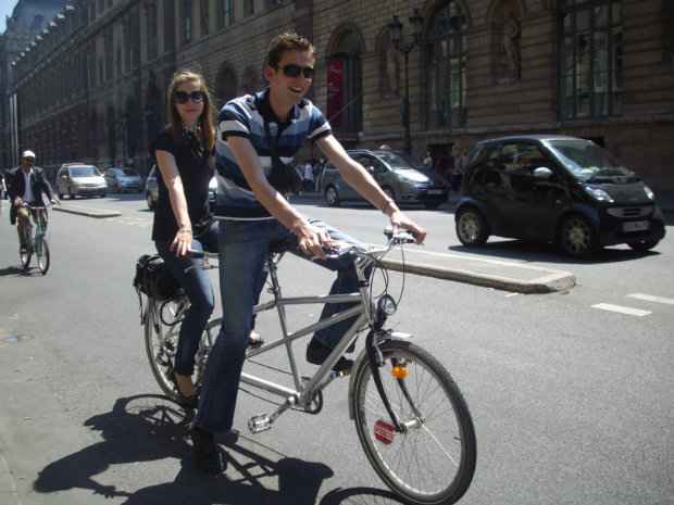 Casal anda de bicicleta por Paris. Agora eles podero "furar" semforos vermelhos pela cidade para melhorar o trnsito. (Foto: Domnio pblico)