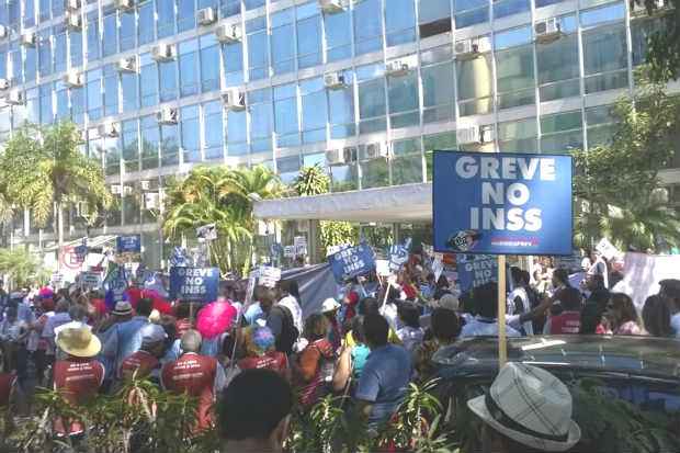 Marcha em Braslia reuniu milhares de servidores do INSS em greve, mas governo ainda no apresentou proposta oficial. Foto: Sindsprev-PE/Divulgao