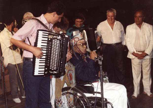 Joo Silva, de branco, no ltimo show do Rei do Baio, em 1989, no Teatro Guararapes. Foto: luizluagonzaga.com.br/Divulgao