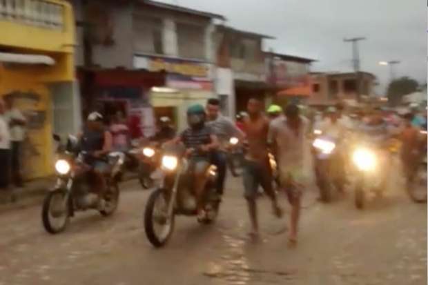 Jovens correm enquanto so perseguidos por motos. Foto: TV Clube/Record/Reproduo