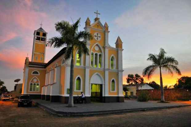 Como nas cidades do interior, a igreja  o ponto de encontro. Foto: Antnio Cunha/CB/DA Press