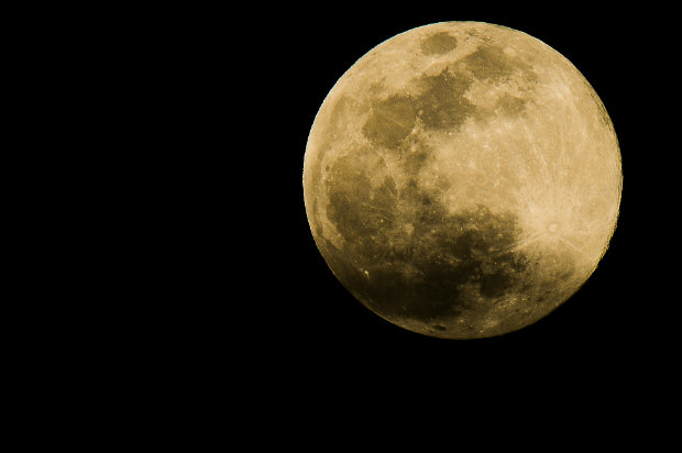 Uma curiosidade  que o nico ms em que no  possvel ver mais de uma lua cheia  fevereiro. Foto: Helder Tavares/DP/DA Press.