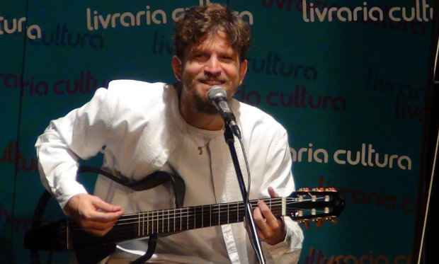 Descontrado, Saulo cantou para plateia emocionada na Livraria Cultura do RioMar. Foto: Marina Simes/DP/DA Press