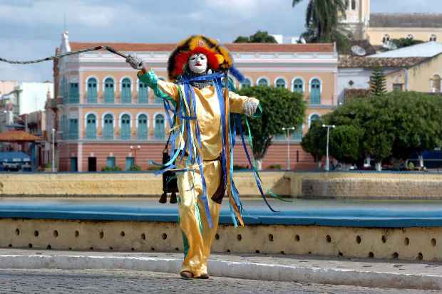 Um careta, smbolo do carnaval de Triunfo, em frente ao Cine Theatro Guarany, principal edificao da cidade. Foto: Teresa Maia/DP/DA Press