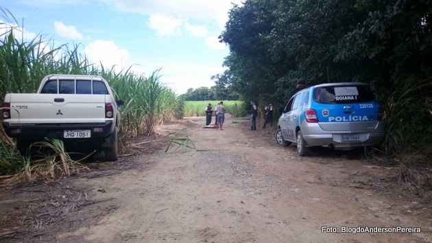 As duas vtimas foram encontradas em estrada de terra em Goiana, h 200 metros da BR-101. Foto: Blog Anderson Pereira/Reproduo