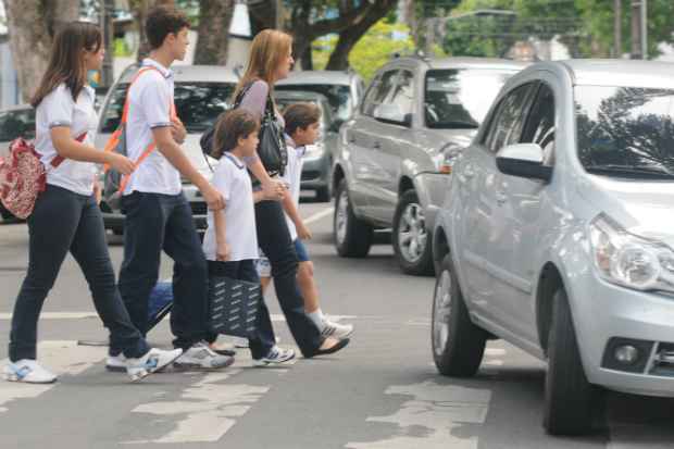 Fiscalizao multar carros em faixa dupla e estacionados em faixa de pedestre. Foto: Alcione Ferreira/DP/D.A Press