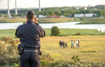Um oficial da polcia francesa filma os migrantes que tentam atravessar o Eurotnel, em Calais, no dia 31 de julho de 2015  AFP Philippe Huguen 