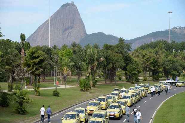 Os taxistas argumentam que o servio oferecido pelo Uber  ilegal e clandestino. Foto: Vandeley Almeida/AFP