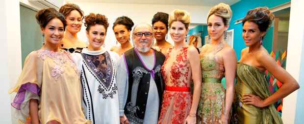 Jan Souza, ladeado pelas modelos que desfilaram a coleção. Foto: Agência Gleyson Ramos/Flávio Alves/Divulgação Jan Souza, ladeado pelas modelos que desfilaram a coleção. Foto: Agência Gleyson Ramos/Flávio Alves/Divulgação