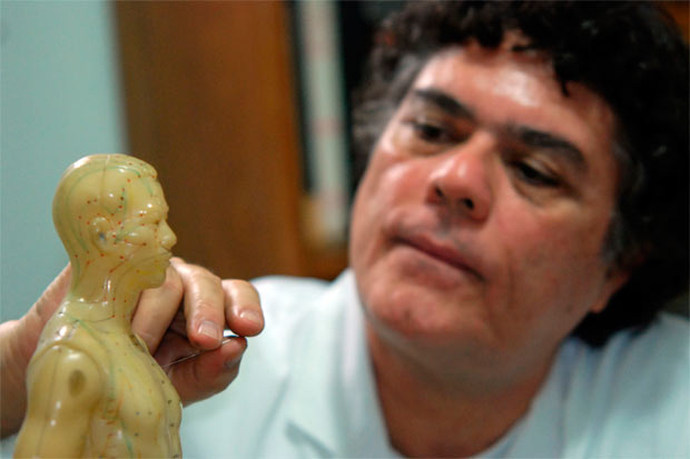 "Na medicina oriental, tratamos do todo, olhamos para a pessoa com uma lente grande angular... A mente do mdico halopata  muito pequena", afirma o acupunturista Gustavo S Carneiro. Foto: Juliana Leitao/Arquivo DP/D.A.Press