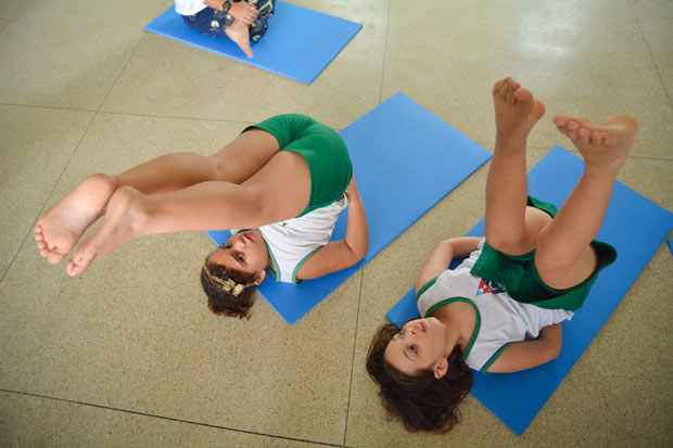 O yoga possibilita uma melhora em relao  concentrao; Alm dos exerccios respiratrios, os asanas (posturas) vo sendo trabalhados a partir de uma histriaFoto: Ricardo Fernandes/Arquivo DP/D.A Press