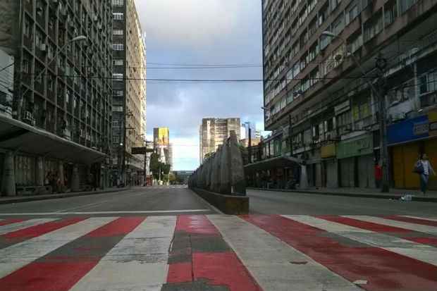 Sem nibus nas ruas, a Avenida Conde da Boa Vista ficou deserta s 7h desta segunda-feira. Foto: Fausto Ferreira/ TV Clube

