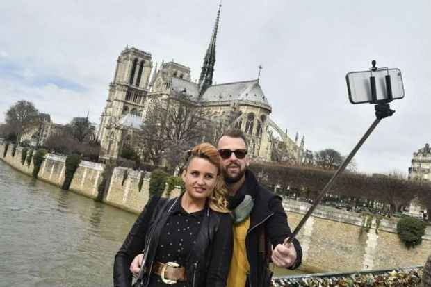 Turistas fazem selfie prximos  Catedral de Notre Dame, em Paris. Foto: Dominique Faget/AFP Photo