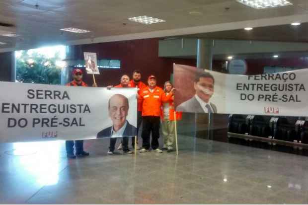Representantes da FUP e sindicatos de petroleiros protestaram conta venda de ativos da Petrobras. Foto: FUP/Divulgao