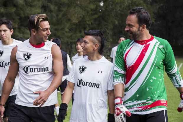 Joaquin Ferreira, Said Sandoval e Antonio de la Vega em cena de Club de Cuervos. Foto: Netflix/Divulgao