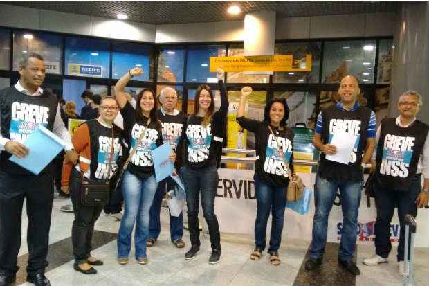 Servidores do INSS em greve foram ao aeroporto do Recife pedir apoio a parlamentares que representam Pernambuco para resolver impasse. Foto: Sindsprev-PE
