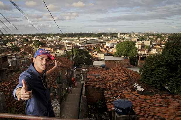 Vertinho canta a ostentao e grava clipes luxuosos na periferia. Foto: Guilherme Verssimo/DP/DA Press