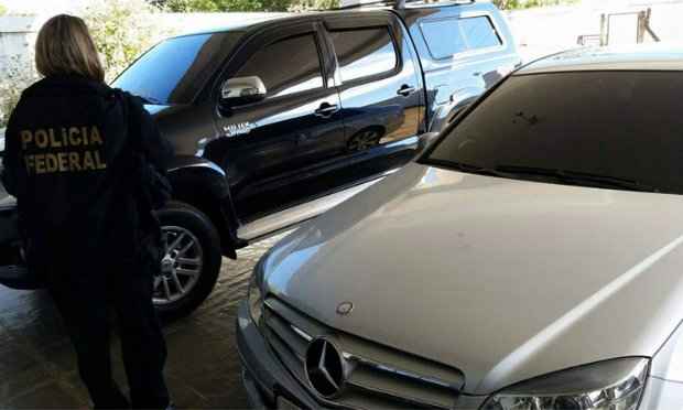 Durante a operao da Polcia Federal em Varginha, no Sul de Minas, carros de luxo foram apreendidos. (Foto: Divulgao/Polcia Federal)