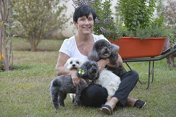 Márcia sabe que, em breve, terá que se despedir dos seus três cães: "Não quero descartá-los como se fossem uma embalagem". Foto: Marcelo Ferreira/CB/D.A Press Márcia sabe que, em breve, terá que se despedir dos seus três cães: "Não quero descartá-los como se fossem uma embalagem". Foto: Marcelo Ferreira/CB/D.A Press
