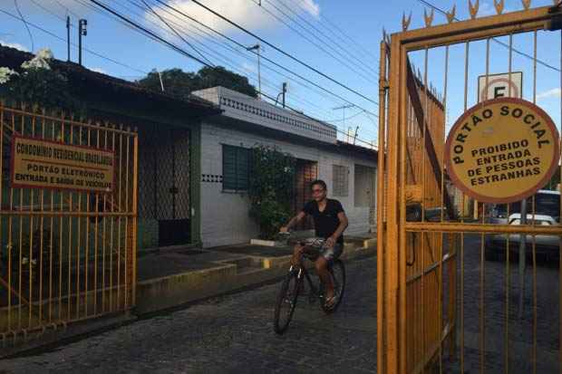 Rua Brasilndia, no bairro do Cordeiro, tem um porto amarelo com os dizeres "proibido entrada de pessoas estranhas". Foto: Ana Maria Nascimento/DP/D.A Press