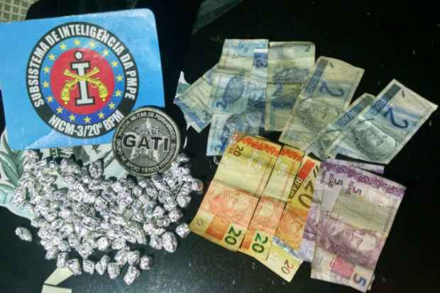 Dinheiro e maconha apreendidos durante operao de combate ao trfico. Foto: PMPE/Divulgao
