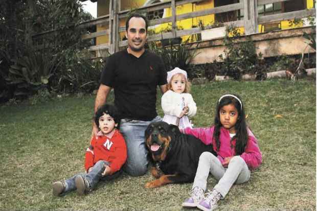 O veterinário Hoberdan Fernando Magalhães e seus sobrinhos Pedro Augusto e Luana Beatriz, de 2 anos, e Sophia Kellem, de 4, convivem bem com a cadela Rhara, de 6. Foto: Túlio Santos/ EM/ D. A Press O veterinário Hoberdan Fernando Magalhães e seus sobrinhos Pedro Augusto e Luana Beatriz, de 2 anos, e Sophia Kellem, de 4, convivem bem com a cadela Rhara, de 6. Foto: Túlio Santos/ EM/ D. A Press