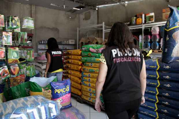Interdio faz parte de blitz de fiscalizao de pet shop iniciada pelo Procon. Foto: Procon/Divulgao