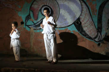 Antnio Celso, 6 anos, e Emanoel Rodrigues, 8, tambm treinam taekwondo. Foto: Rafael Martins/ Esp. DP/ D.A Press