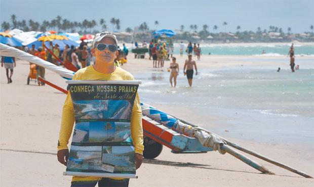  (Servios irregulares oferecidos vo desde pacotes de passeios s piscinas naturais a mesas em barracas (DA Press: Rafael Martins))