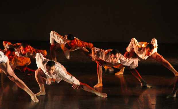 O espetculo explora o corpo dos danarinos, com coreografia que representa os sonhos e aspiraes. Foto: Divulgao