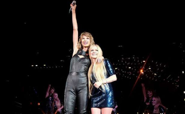 ''Obrigada Taylor por me receber no palco'', escreveu Avril no Facebook. Foto: Facebook/Reproduo