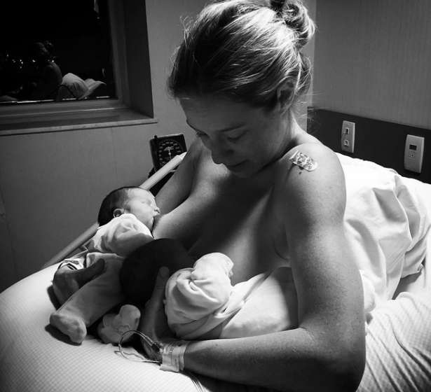 Casal recebe os recm-nascidos Bem e Liz, que completam a famlia com Dom, de 3 anos. Foto: Instagram/Reproduo