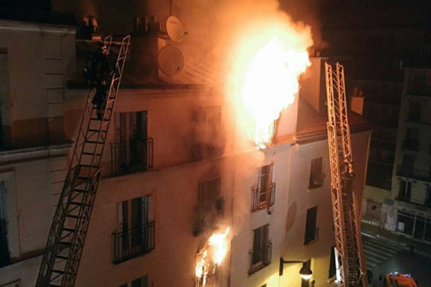 Oito pessoas, incluindo duas crianas, morreram na madrugada desta quarta-feira em um incndio num edifcio de um bairro popular do norte de Paris. Foto: Norman Grandjean/AFP