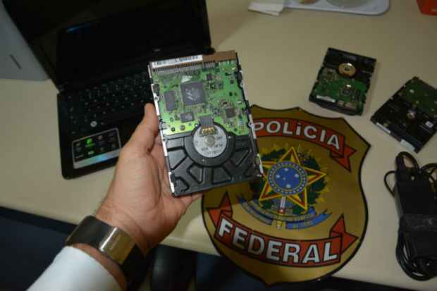 Foram apreendidos trs discos rgidos e um notebook. Foto: PF/ Divulgao