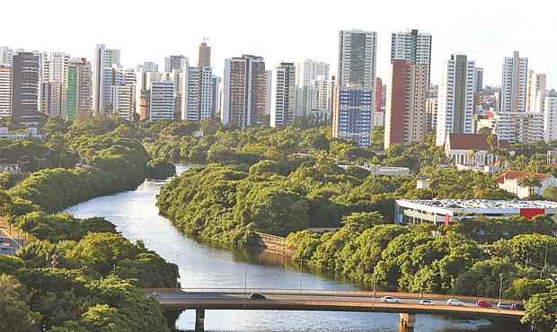 O Rio Capibaribe ser uma das prioridades do projeto urbanstico de longo prazo. Foto: Paulo Paiva/DP/D.A Press