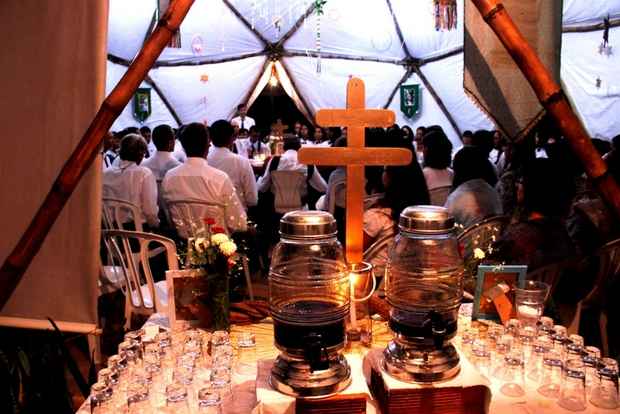 Os recipientes contendo a ayahuasca so dispostos numa mesa ao lado do templo. A comunho da bebida  conduzida pelos padrinhos ou dirigentes. Foto: Isaas Belo/ Cortesia