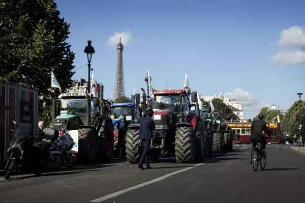Agricultores estacionam estacionam cerca de 1,5 mil tratores em frente ao Parlamento francs, em manifestao por incentivos ao setor. Foto: Etienne Laurent/Agncia Lusa